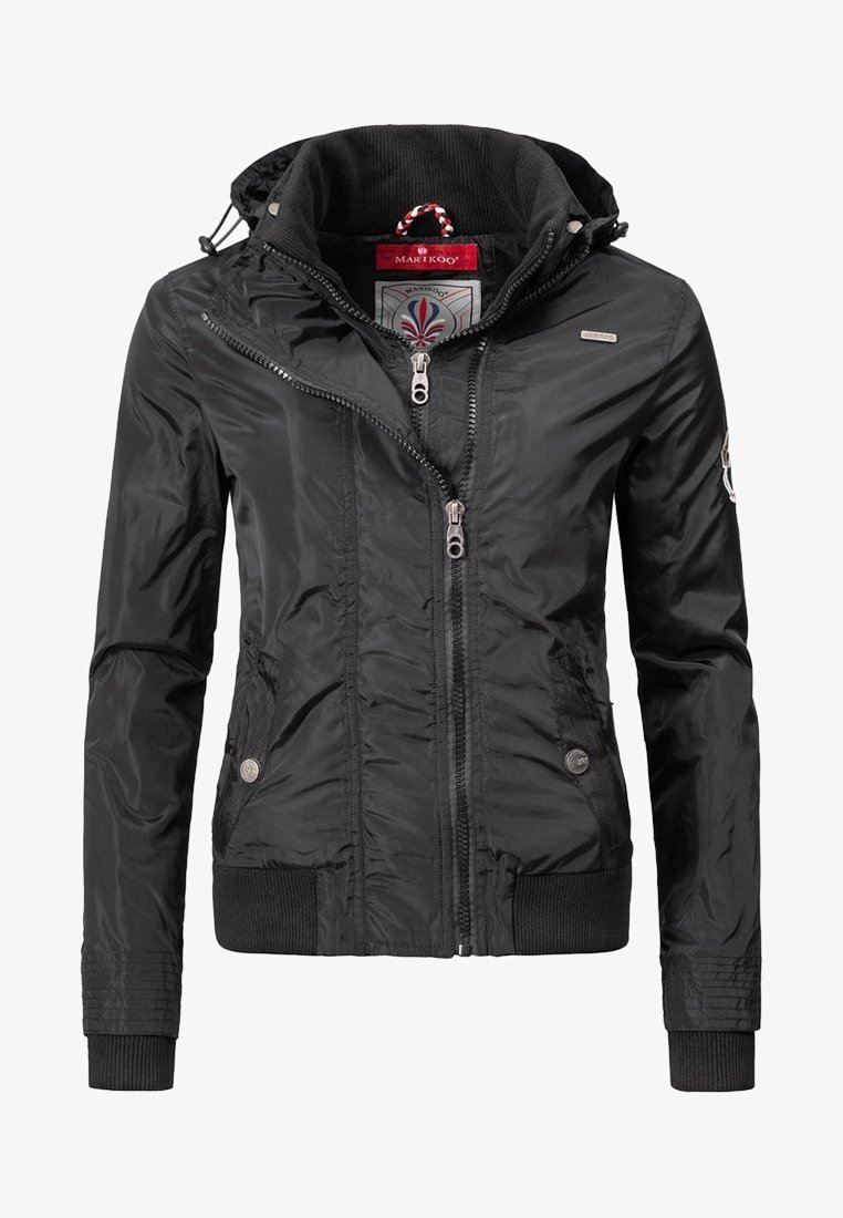 Veste légère noire avec poignets et ourlet côtelés, fermeture double zippée à l'avant, deux poches à bouton-pression, et un col montant avec capuche intérieure.