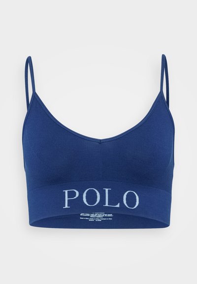 Tumši zila bralete, izgatavota no mīkstas ribota auduma; ietver regulējamus siksniņas un platu lentu ar "POLO" logotipu gaiši zilā krāsā.