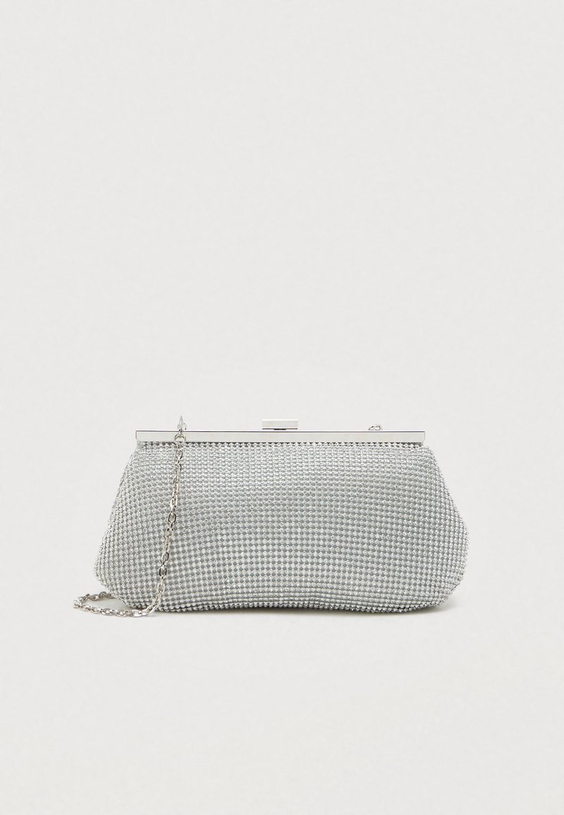 Srebrna torebka kopertówka o zaokrąglonym kształcie, metalowa rama i odczepiany łańcuszek. Charakteryzuje się błyszczącymi detalami oraz gładką teksturą.