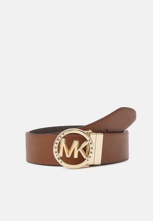 Brązowy skórzany pasek z okrągłą złotą klamrą z inicjałami MK i nazwą marki Michael Kors wokół koła.