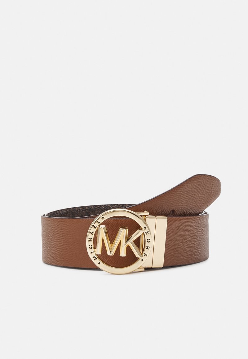Ceinture en cuir marron avec une boucle ronde dorée présentant les initiales MK et le nom de la marque Michael Kors autour du cercle.