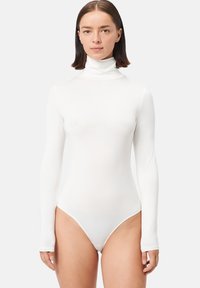 Body de manga larga blanco con cuello alto, hecho de una tela suave y elástica. Diseño ajustado al cuerpo, con costuras mínimas y cierre inferior sin costuras.