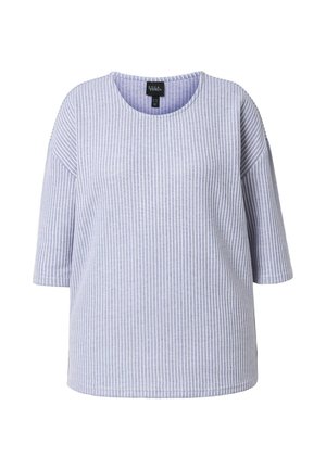 Jasnoniebieska i biała koszula z krótkim rękawem w pionowe paski, z okrągłym dekoltem i luźnym fasonem, na białym tle.