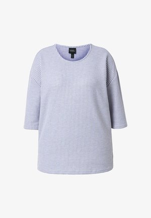 Hellblaues und weißes, vertikal gestreiftes Kurzarmhemd mit rundem Ausschnitt und weiter Passform vor weißem Hintergrund.