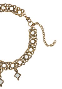 Złocona metalowa naszyjnik z okrągłymi ogniwami, białymi akcentami w postaci kamieni oraz wiszącymi kwadratowymi lusterkami. Posiada zapięcie typu homar oraz łańcuszek wydłużający.