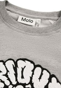 Sudadera de algodón gris con cuello de canalé, que presenta un diseño gráfico texturizado en blanco y negro en la parte delantera y etiqueta de la marca en el interior.