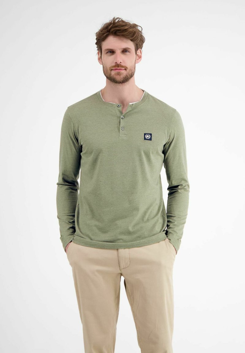 Langärmliges olivgrünes T-Shirt aus weichem Stoff, mit Knopfverschluss und einer marineblauen Logo-Wunsch auf der linken Brust.