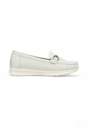 Zapato tipo slip-on de malla gris claro con punta redondeada, costuras decorativas y un pequeño detalle metálico en el empeine. Suela de goma visible.