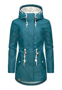 Giacca impermeabile color teal con cappuccio, cordini e dettagli in legno; presenta tasche laterali e un interno foderato in pile.