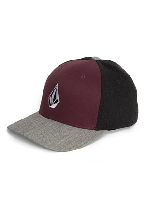 Cap met baseballpet, voorkant in bordeauxrood, zwarte achterpanelen, een gebogen grijze klep en een geometrisch zwart-wit geborduurd logo aan de voorkant.