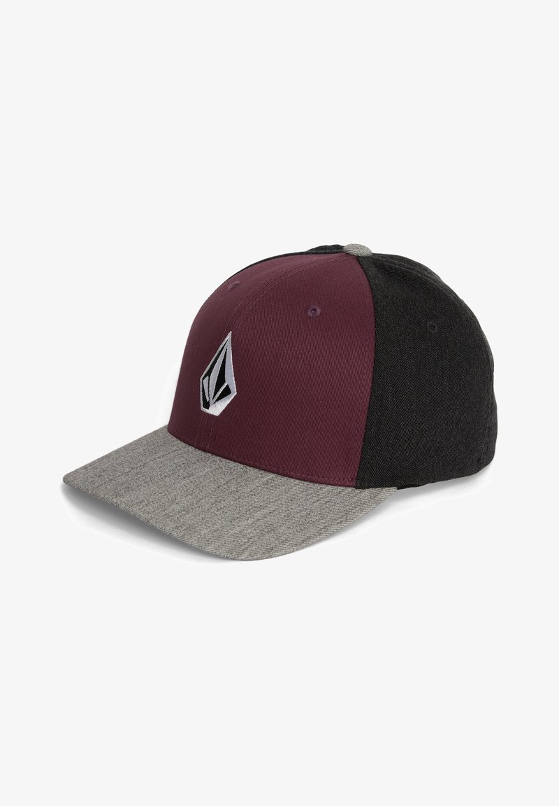 Baseballkappe mit bordeauxrotem Vorderteil, schwarzen Rückenteilen, grauem gebogenem Schirm und einem geometrischen, schwarz-weißen bestickten Logo auf der Vorderseite.