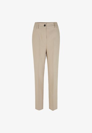 Pantalones beige de corte ajustado, fabricados en tejido entrelazado. Presentan pierna recta, pliegues frontales, cierre de botón y bolsillos. Diseño clásico.