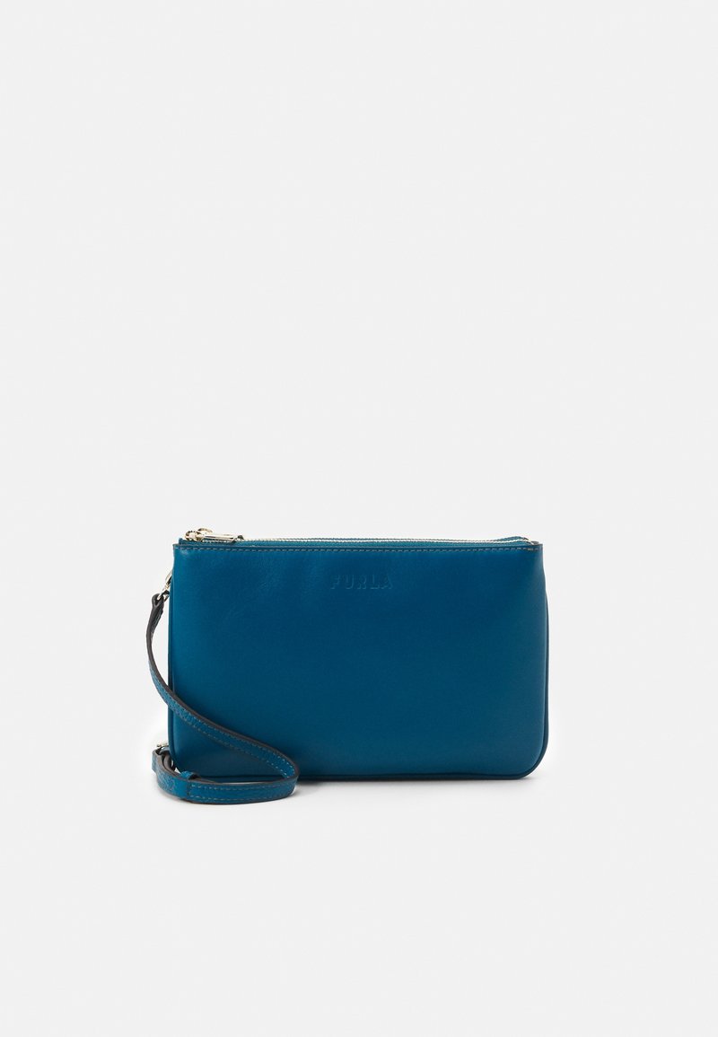 Pochette en cuir vert d'eau avec une fermeture éclair, une bandoulière amovible et un logo embossé. Texture lisse et forme rectangulaire minimaliste.