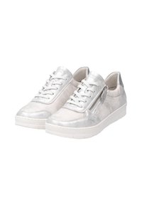 Baskets argentées métalliques avec une texture lisse, dotées d'un design à lacets et d'une fermeture éclair sur le côté. La semelle est blanche et légèrement texturée.