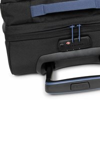 Valise à roulettes noire avec une poignée rétractable, accents bleus, tissu texturé, fermeture à glissière et un cadenas combiné sur le côté.