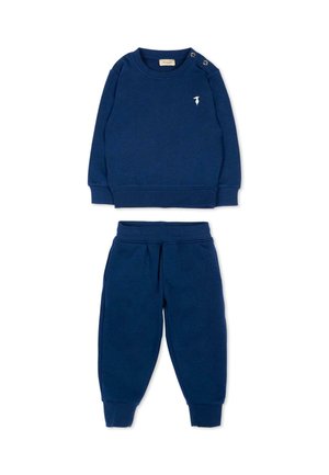 Felpa blu navy per bambino con bottoni sulle spalle e pantaloni jogger abbinati con vita elasticizzata, entrambi con polsini a costine.