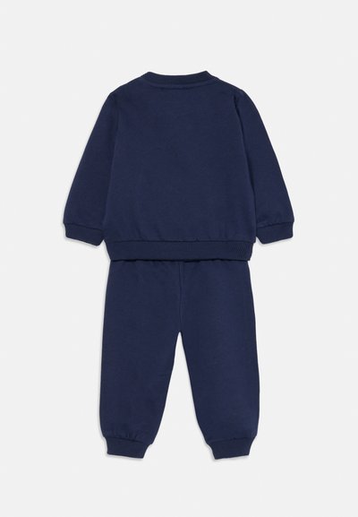 Survêtement en coton bleu marine avec un col rond, des poignets côtelés et une taille élastique. Présente un design simple sans motifs ni embellissements.