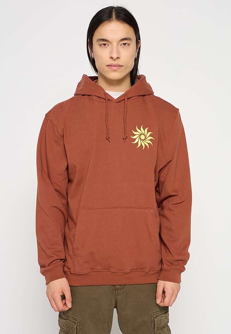 Hoodie bordeaux en mélange de coton avec une poche kangourou à l'avant, un capuchon avec cordon de serrage et un graphique de soleil jaune sur la poitrine gauche.