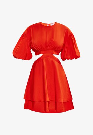 Punane puffi varrukatega kleit, millel on istuv põhi, lõigatud talje detail ja kihiline seelik. Valmistatud siledast kangast, millel on kerge sära.