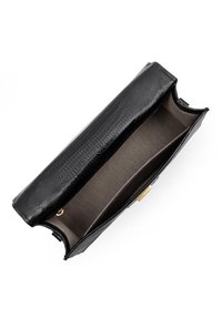 Sac à main en cuir noir gaufré crocodile avec une forme structurée. Dispose d'une doublure intérieure lisse et d'un fermoir en ton doré.