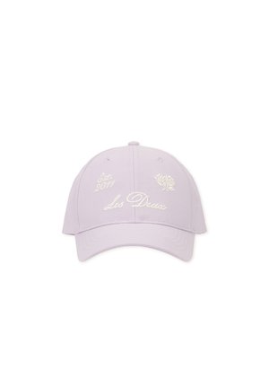 Casquette de baseball violet clair avec broderie blanche mentionnant "Est. 2011", "Les Deux" et un petit motif de rose sur le panneau avant.