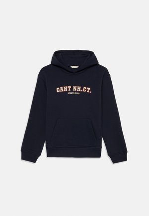 Sudadera de algodón de color azul marino con un bolsillo frontal, capucha con cordones y "GANT NH. CT. SPORTS CLUB" impreso en texto blanco y rojo en contraste.