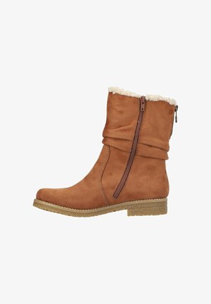 Bottes de cheville en suède marron avec une surface texturée, un design froncé, un col en fausse fourrure en haut et une fermeture éclair sur le côté pour un enfilage facile.