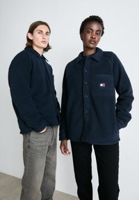 Tommy Jeans BADGE UNISEX - Flisinė striukė - dark night navy