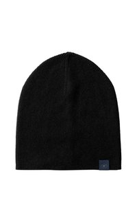 Schwarze Strickmütze mit enger Passform, glatt strukturiert, mit Rippenmuster und einem kleinen Logopatch in einer Ecke.