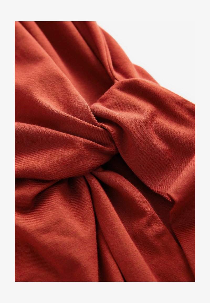 Shoulder Robe Reference Next REGULAR FIT - ONE SHOULDER - Robe en jersey - rust brown/marron ...