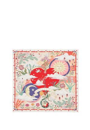 Firkantet tørklæde med stort rødt hjerte, sol- og månemotiver, blomster, fugle og skyer med banneret "FREYA" i midten på pastelbaggrund.