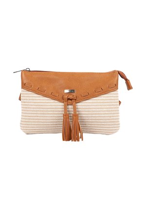 Pochette rayée beige et marron clair avec un rabat en cuir texturé, des accents pompons et une petite plaque métallique de marque à l'avant.