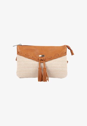 Clutch met beige en tan strepen, een gestructureerde leren flap, kwastaccenten en een klein metalen merkembleem aan de voorkant.