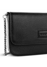 Borsa a tracolla in pelle nera con superficie texture, chiusura a patta magnetica e tracolla in catena argentata. Presenta un logo impresso sul fronte.