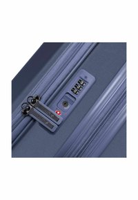 Navy-Hartschalenkoffer mit Doppelschloss, Kombinationsschloss und strukturiertem Finish. Verfügt über ein TSA-zugelassenes Schloss und verstärkte Ecken.