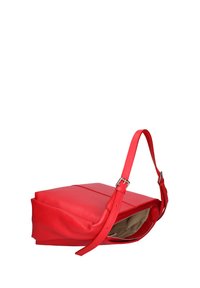 Borsa a tracolla in pelle rossa con forma strutturata, tracolla regolabile e scomparto con zip. Texture liscia e dettagli hardware minimi.