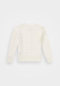 Bílý pletený svetr s kabelovým vzorem, kulatým výstřihem a žebrovanými manžetami a lemem. Měkká textura, dlouhé rukávy a přiléhavý střih.