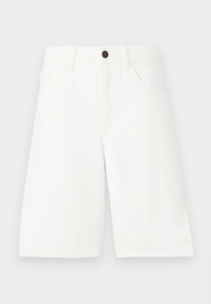 Shorts di denim bianco con taglio dritto, design a cinque tasche, chiusura frontale con bottone e dettagli di cucitura discreti. Texture liscia.