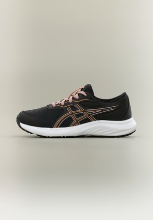 Pantof de alergare negru cu șireturi roz și detalii roz, talpă albă groasă, partea superioară din plasă și logo ASICS pe un fundal neutru.