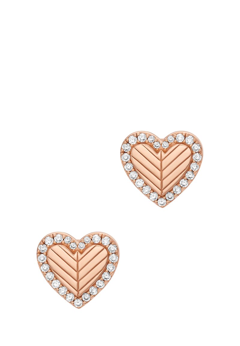 Roséguld hjärtformade örhängen med ett strukturerat chevronmönster. Omgivna av en halo av klara strass, med släta och polerade ytor.