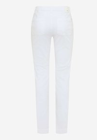 Jean blanc slim-fit vu de dos avec passants de ceinture et deux poches plaquées sur un fond clair uni.