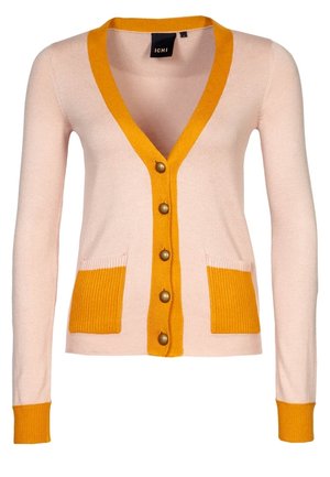 Hellrosa Cardigan mit tiefem V-Ausschnitt, gelben Akzenten am Kragen und den Taschen sowie braunen Knöpfen, mit geripptem Muster an den Bündchen.
