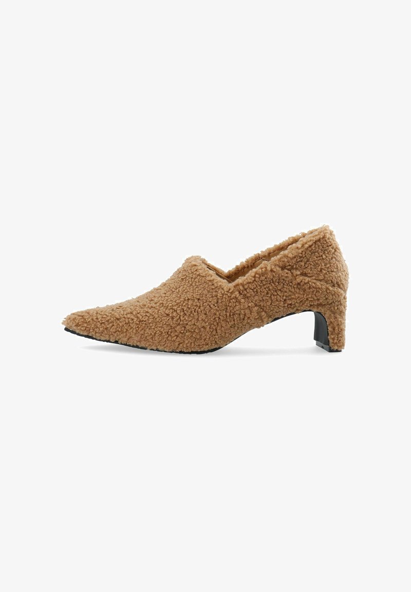Chaussure à talon haut couleur tan avec un dessus en texture floue, un bout pointu et un talon bloc noir. Aucun branding ou embellissement visible.