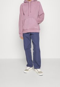Carhartt WIP Jersey con capucha - dark purple