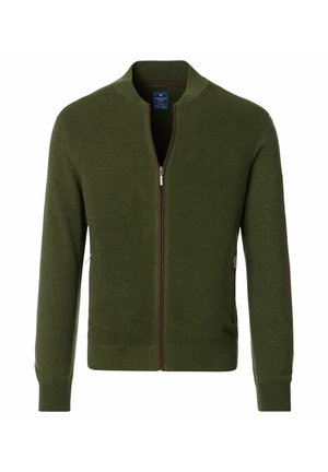 Groene ritscardigan met een gestructureerd breisel, contrasterende bruine rits en geribde manchetten. Voorzien van een staande kraag.