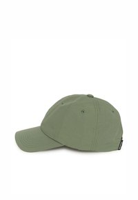 Casquette en tissu vert avec une visière incurvée, six œillets de ventilation et une couronne cousue. Présente une étiquette noire sur le côté.