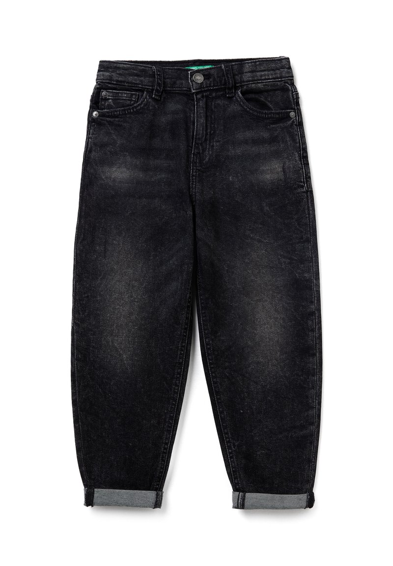 Černé džíny z vybledlého denimu s ohrnutými lemy, předním knoflíkem a zipem a pětipokládkovým provedením, rozložené na bílém pozadí.