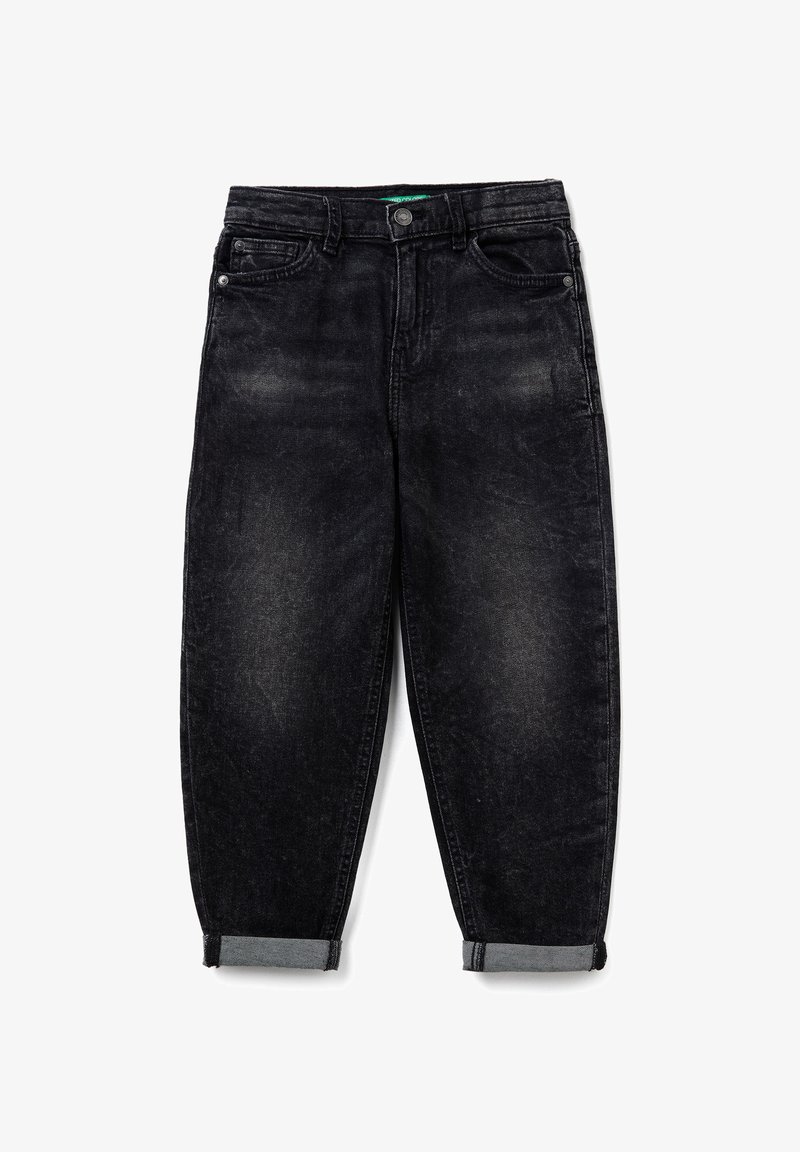 Černé džíny z vybledlého denimu s ohrnutými lemy, předním knoflíkem a zipem a pětipokládkovým provedením, rozložené na bílém pozadí.