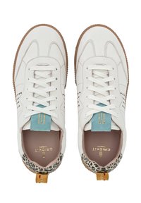 Sneaker bianche in pelle con suola in gomma, linguetta in suede blu, dettagli perforati e accenti in stampa leopardata sul tallone.