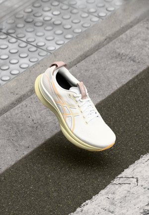 GEL KAYANO 32 - Road running shoes - white/orange glow